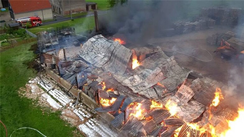 Am Sonntagmorgen ist diese Lagerhalle im Nossener Ortsteil Kottewitz abgebrannt.