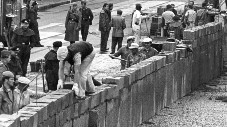 Am 18. August, fünf Tage nach der Grenzschließung, begann die Errichtung der Mauer, hier am Potsdamer Platz.