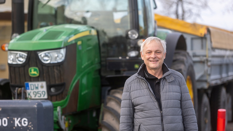 Peter Baling steht vor einem Traktor der Agrargesellschaft Ruppendorf. Von hier steuerte er eine Agrargruppe mit 7.200 Hektar Land, die er jetzt an eine neue Generation übergibt.