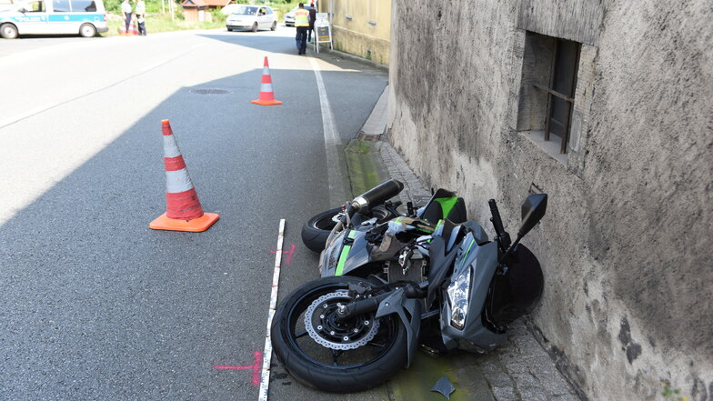 Auf der B6 kam es am Samstagnachmittag zu einem schweren Unfall, bei dem ein Motorradfahrer schwer verletzt wurde.