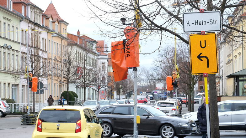 Blick in die Zaschendorfer Straße. Hier wurden schon Vorbereitungen für die Sperrung der Dresdner Straße vorgenommen.