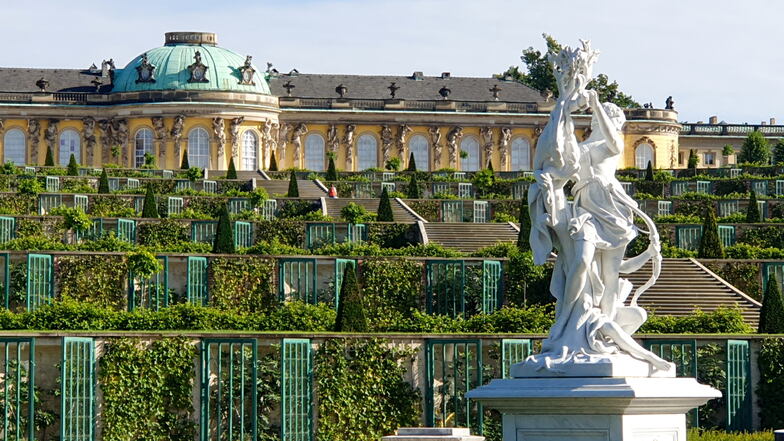 Das ist die „Allegorie der Luft“, die zu den bedeutendsten Skulpturen im Schlosspark Sanssouci zählt. Diese und sechs weitere dortige Kopien hat Bildhauer Klein geschaffen.