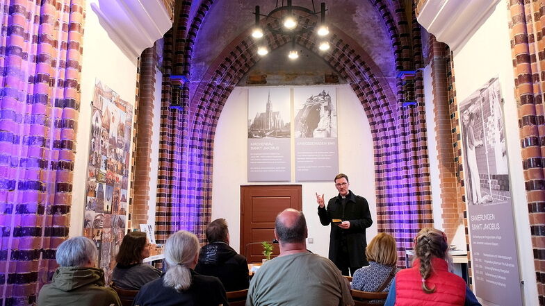Generalvikar Markus Kurzweil stellte im Lapidarium im Glockenturm der Jakobuskathedrale Literatur von Ota Filip vor.
