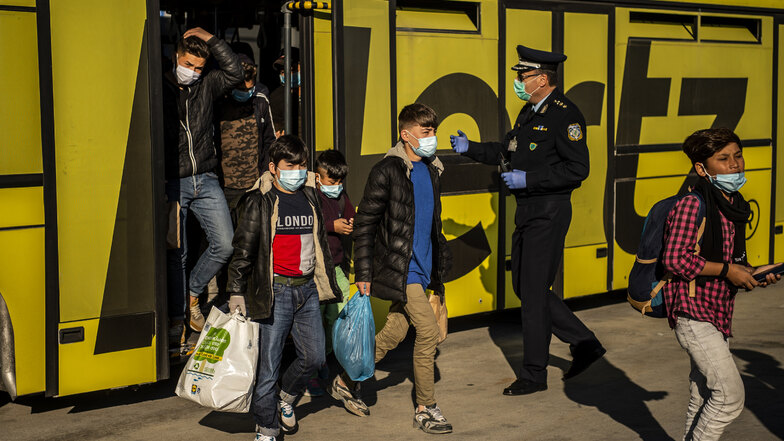 Minderjährige Flüchtlinge von griechischen Inseln gehen am Athener Flughafen zu einem Flugzeug, das sie nach Hannover bringen soll. Am Samstag sind sie in der niedersächsischen Landeshauptstadt gelandet.