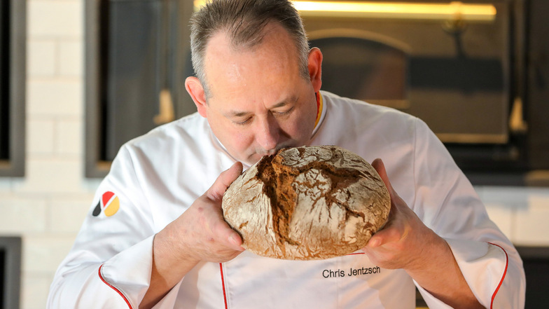 Mit allen Sinnen prüft Brot-Sommelier Chris Jentzsch ein sächsisches Roggenmischbrot