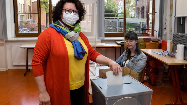 Annett Jagiela, Direktkandidatin von Bündnis 90/Die Grünen, bei ihrer Stimmabgabe im Joliot-Curie- Gymnasium in Görlitz.