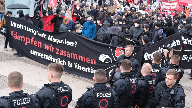 Zu Beginn des Protestes hatte es um 15 Uhr eine Kundgebung auf dem Augustusplatz gegeben.