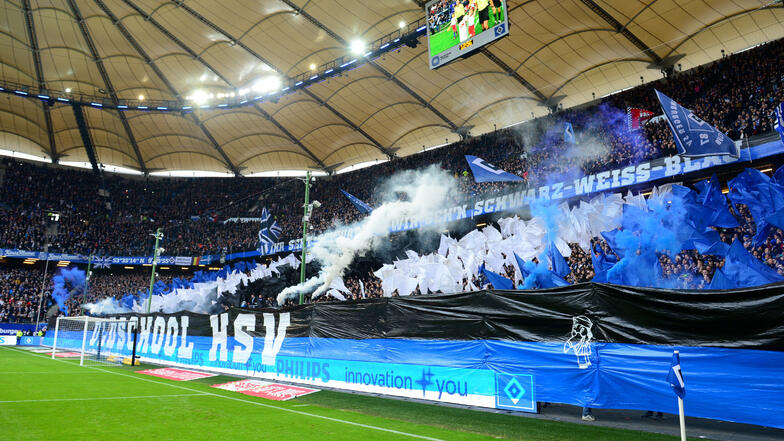 Vor der Begegnung Hamburger SV - Karlsruher SC im Volksparkstadion wird Pyrotechnik offiziell abgebrannt.
