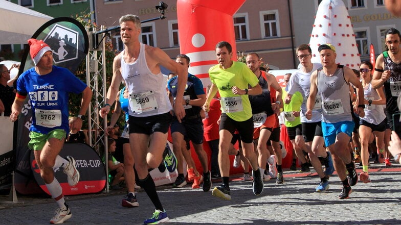 Sieger Peter Frohnwieser (41, 2 .v.l.) aus Dresden holte im Hauptlauf eine neue Streckenbestzeit in 41 Minuten und 57 Sekunden.