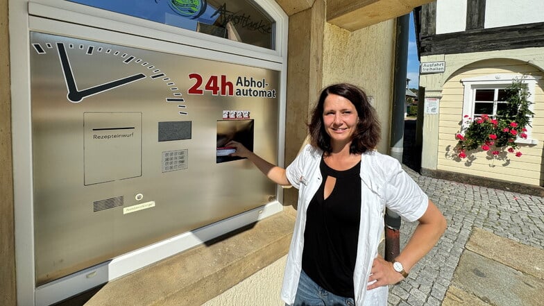 Teresa Scheibner am Automaten der Marien-Apotheke in Neusalza-Spremberg.