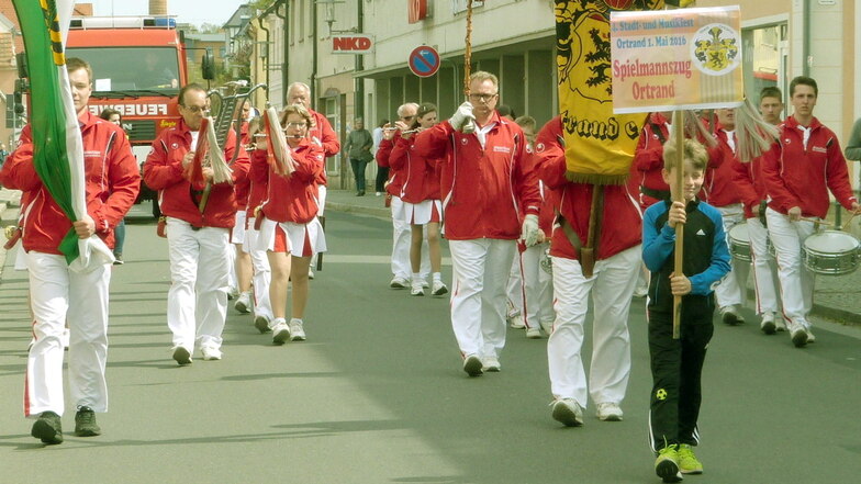 Auch der Ortrander Spielmannszug ist zum Musikfest am 1. Mai in der Pulsnitzstadt dabei.