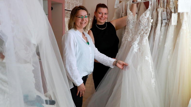Maria Scheufler (links) und Ausstatterin Anja Urban-Lauer schauen sich Brautkleider an. Das Traumkleid von Maria wird natürlich nicht vorab gezeigt.