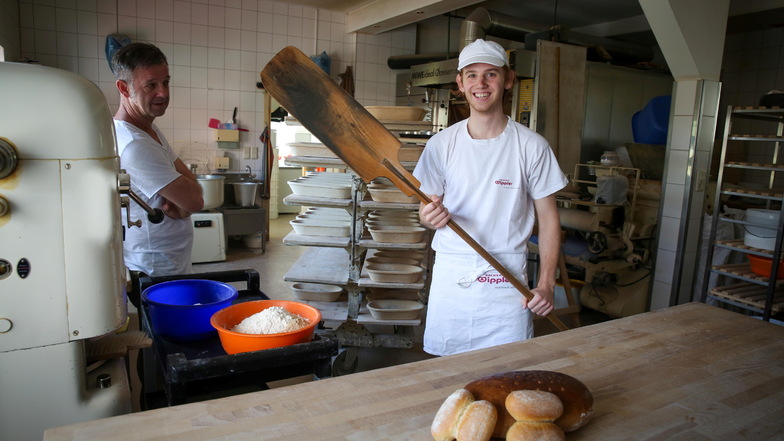 William Janetz (r.) hat gerade seine Gesellenprüfung bei der Dresdner Bäckerei Wippler hinter sich gebracht. Hier steht er in der Haselbach-Bäckerei seines Vaters Roger Janetz (l.), der sich riesig freut, dass sein Sohn in seine Fußstapfen tritt.