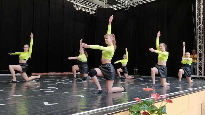 Die Gruppe Haltlos der Döbelner Dance Company begleitete den Empfang nach der letzten Sitzung des Kreistages.