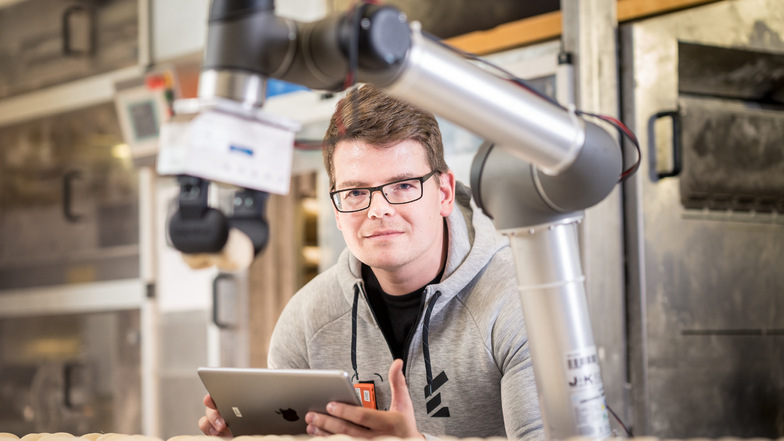 Der Dresdner Forscher Gunther Mielke probiert in der Backstube Tschirch in Ober-Neundorf bei Görlitz einen Roboterarm aus. Wie weit ist dieser fähig, einen Bäcker zu ersetzen?
