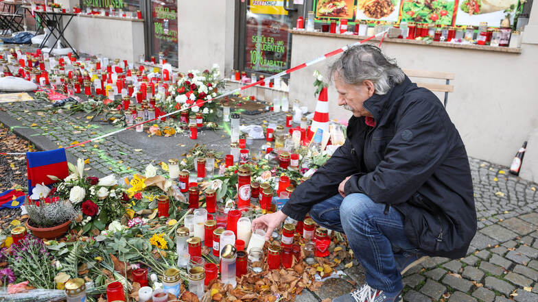Andreas Splett, Augenzeuge des Anschlages, hockt vor den Blumen und Kerzen vor dem Kiez-Döner, einem der Anschlagsorte von Stephan B.