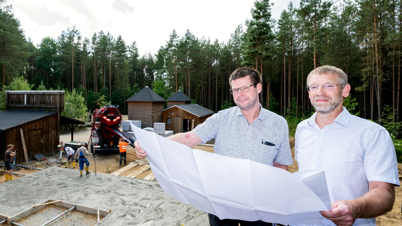 Der Umbau der Waldbühne in Bischofswerda hat begonnen. Planungen und Baubegleitung laufen bei Sebastian Pietsch (l.) von der Stadt Bischofswerda und Bauingenieur Martin Teich zusammen.