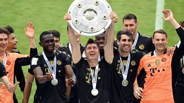 Robert Lewandowski und seine Mitspieler beim FC Bayern feiern mit der Schale den Gewinn der deutschen Meisterschaft.