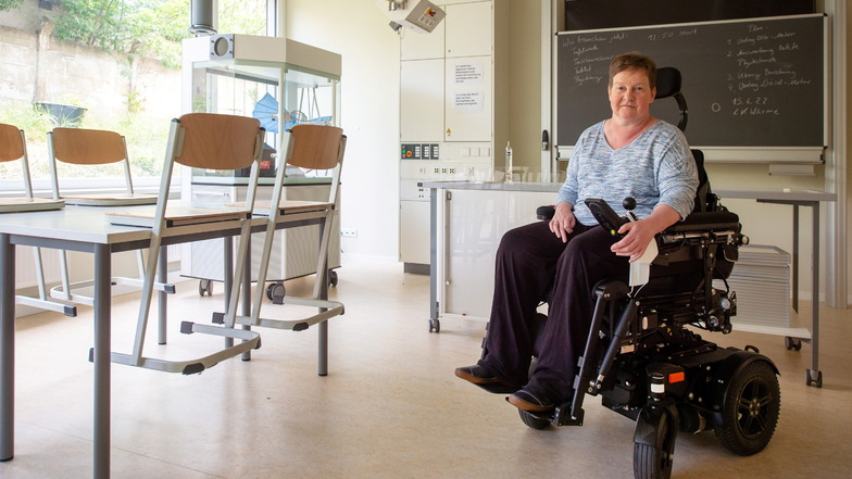 Kornelia Klose unterrichtet vom Rollstuhl aus Chemie im neuen Fachkabinett an der Evangelischen Oberschule in Radebeul. Seit September 2021 ist sie immer mittwochs für ihre Schüler da. Jedoch kostet der Spezialtransport von Dresden aus viel.