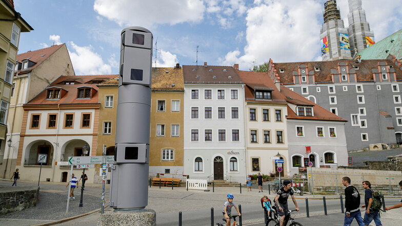 Helfer der Polizei: Die Videokameras an der Altstadtbrücke in Görlitz. Solche soll es bald auch in Zittau geben. Aber es gibt auch kritische Stimmen.