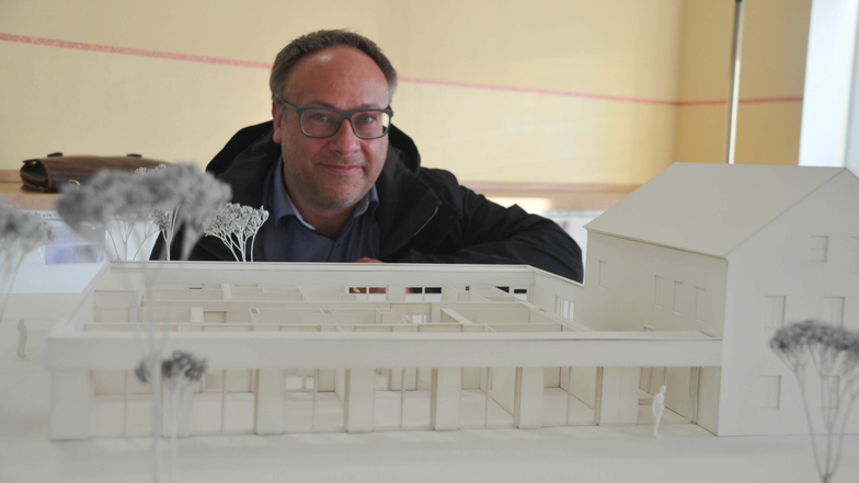 Architekt Eckhard Helfrich brachte ein Modell der neuen Kita jetzt nach Markersdorf mit.
