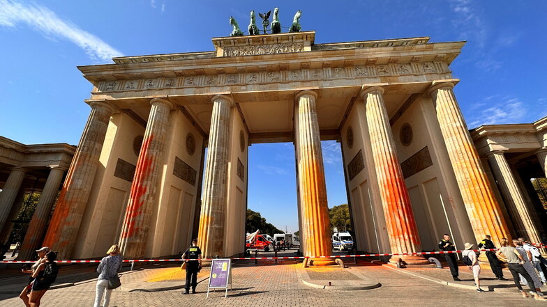 Klimaaktivisten besprühen Brandenburger Tor mit oranger Farbe