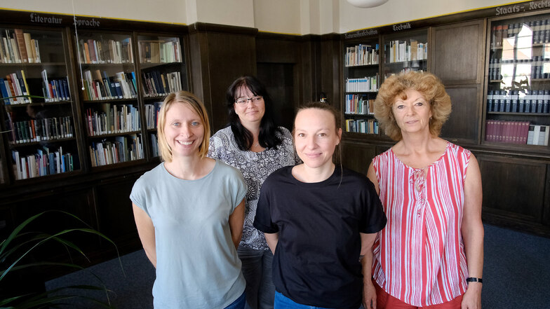Die Hüterinnen der Schätze in der Stadtbibliothek: Laura Siebert, Anke John, Tina Hagemann und Leiterin Petra Micksch (v. l.).