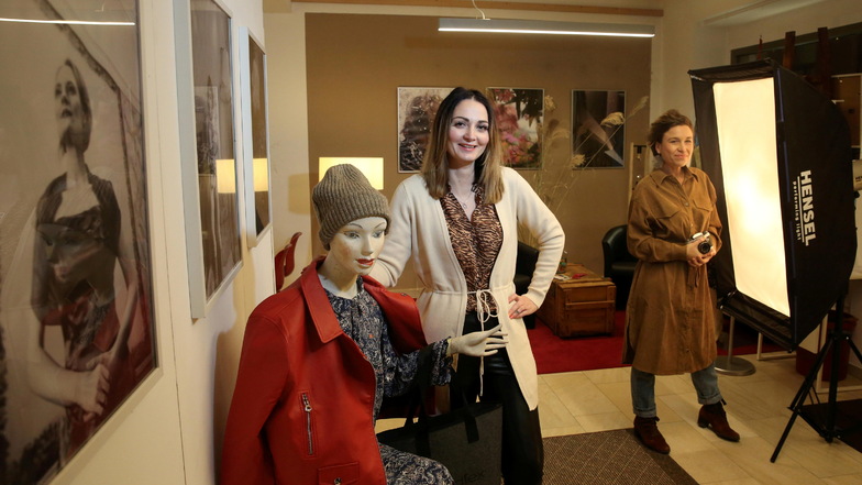 Im Geschäft von Anne Hasselbach (r.) und Dana Wittmann an der Rosa-Luxemburg-Straße in Kamenz trifft künstlerische Fotografie auf skandinavische Mode.