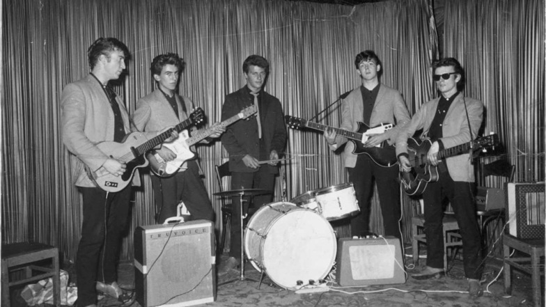 Als die Beatles vor 60 Jahren im Hamburger Club Indra ihr erstes Konzert gaben, waren sie noch zu fünft. John Lennon (v. l.), George Harrison, Pete Best, Paul McCartney und Stuart Sutcliffe leisten Schwerstarbeit.