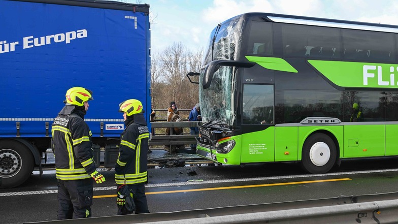 Der Flixbus wurde bei dem Unfall auf der A9 schwer beschädigt.