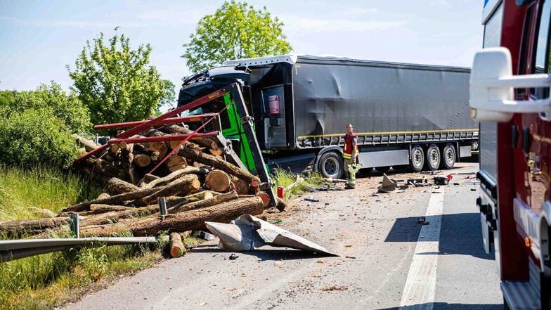 Auf der Autobahn 4 bei Ottendorf-Okrilla sind am Montagmittag zwei Lkw zusammengestoßen. Ein Fahrer wird schwer verletzt.