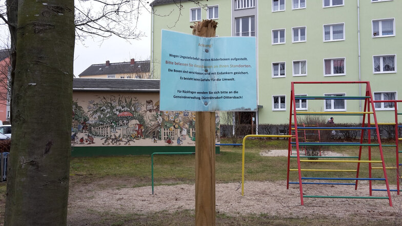Ein Hinweisschild auf dem Spielplatz in Dürrröhrsdorf-Dittersbach.