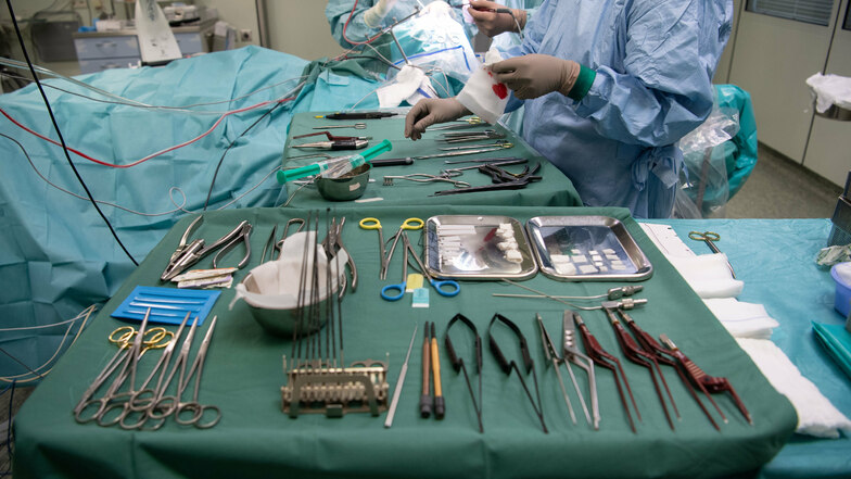Operationsbesteck liegt während einer Operation in einer Klinik auf einem Tisch.