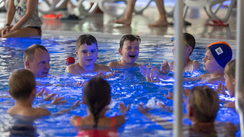 Im Freitaler Hains lernen Schüler, die seit über einem Jahr keinen oder nur sehr selten Schwimmunterricht erhielten, schwimmen.