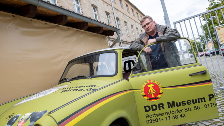 Conny Kaden, Inhaber des DDR Museums in Pirna, hat Interesse an Exponaten aus der Dresdner Ausstellung "Welt der DDR".