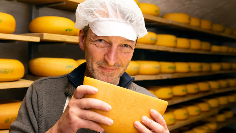 Der Mann mit der Liebe zu handgemachtem Käse: Thomas Hieke hat sich in Pommritz seinen Traum von der Hofkäserei erfüllt.
