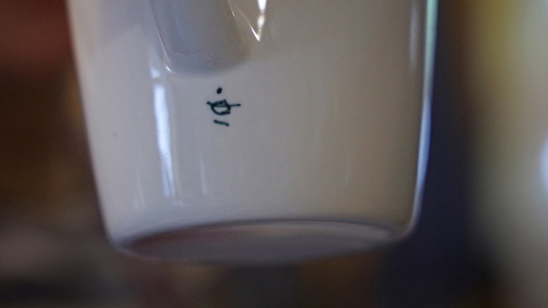 Nur echt mit diesem Zeichen: Eine Tasse aus der Manufaktur Raupach.