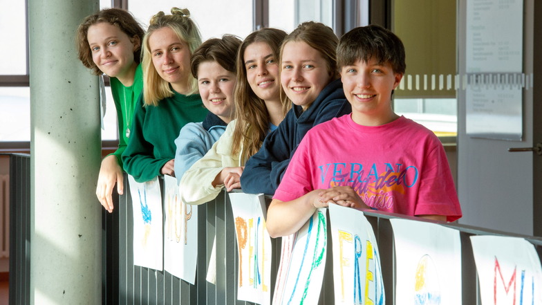 Karla, Meret, Liv, Laura, Matilda und Hanna (v.l.) aus der 11. Klasse des Luisenstift-Gymnasiums kümmerten sich um Kinder und Jugendliche aus der Ukraine.