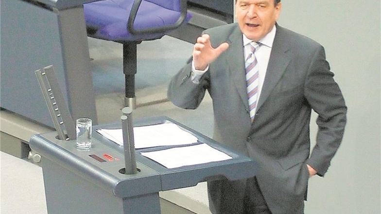 Noch 30 Monate an der Macht: Bundeskanzler Gerhard Schröder spricht am 14. März 2003 im Bundestag über die Agenda 2010. Die Reform war einer der Gründe für eine Reihe von Niederlagen bei den folgenden Landtagswahlen für die SPD. Foto: Keystone