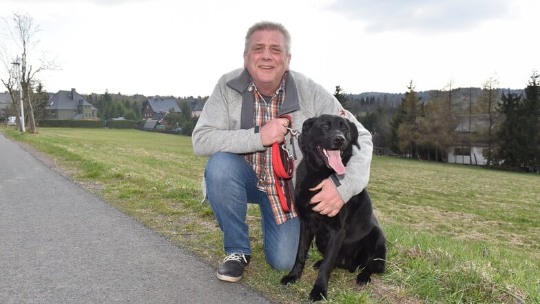 Bürgermeisterkandidat Henry Beeckmann geht in seiner Freizeit gerne mit Hündin Mila spazieren.