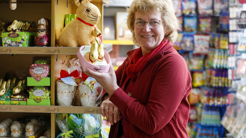 Heike Zimmermann darf ihren Süßwarenladen in Zittau weiterhin öffnen, bietet dennoch auch einen Lieferdienst an.