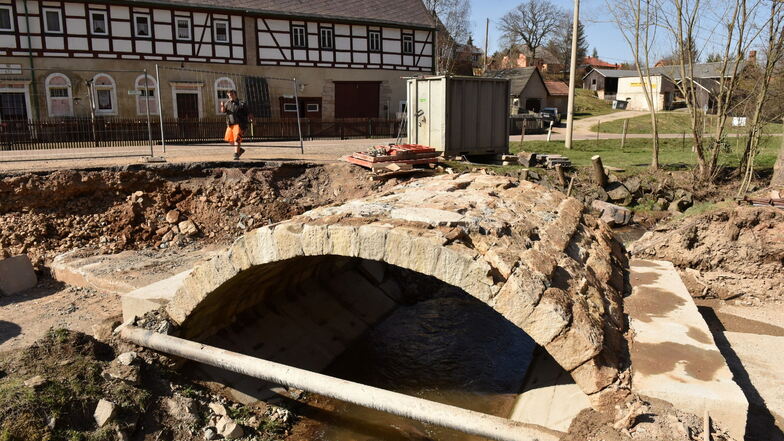 Diese Bogenbrücke über den Reichstädter Bach im Unterdorf wird nach Denkmalschutzvorgaben saniert.