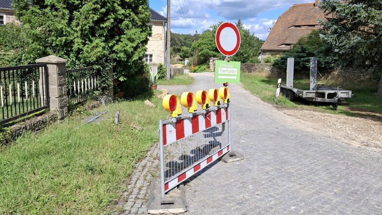 Die Zufahrt zur Baustelle in Belgern ist von der Umleitungsstrecke an abgesperrt, die Route für den Lieferverkehr zum ortsansässigen Futterhandel ausgeschildert.