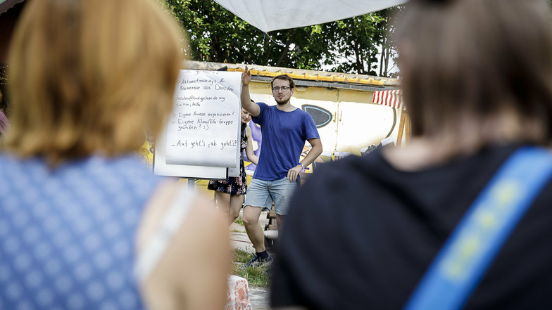 Ben aus Dresden wirbt auf dem Fokus-Festival in Görlitz für Aktionen der Kampagne "Ende Gelände".