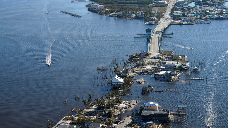 Die Brücke, die von Fort Myers nach Pine Island, führt, ist zerstört. Die Insel kann nur per Boot oder Flugzeug erreicht werden.