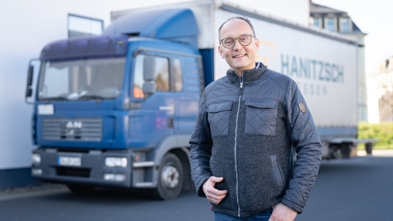 Andreas Hanitzsch, Chef der Spedition Hanitzsch GmbH & Co. KG in Kesselsdorf, vor einem seiner Lkws. Der 45-Jährige leitet das Familienunternehmen in vierter Generation.