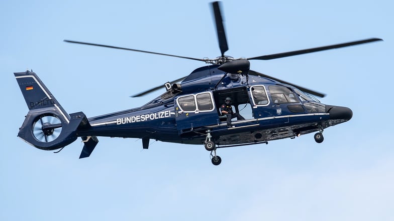 Mit einem Hubschrauber suchte die Polizei nach einem Vermissten in Görlitz. Der Flieger auf dem Foto ist nicht identisch mit dem am Berzdorfer See.