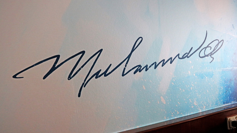 Der berühmte Box-Weltmeister hat sich mit einem Autogramm in Riesa verewigt.