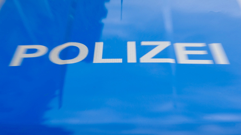 Im Großhartauer Ortsteil Bühlau ist einem Transporter-Fahrer unterwegs eine Birke auf das Auto gefallen.