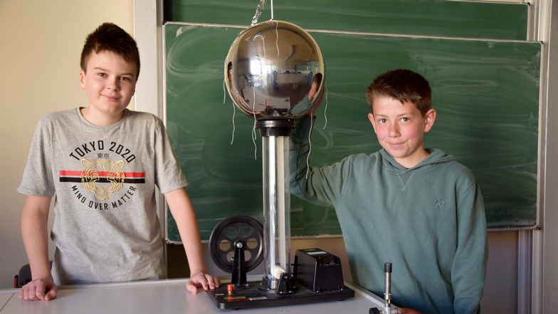 Die Lessing-Gymnasiasten Maciej (li.) und Tim erreichten sehr gute Leistungen bei der Sächsischen Physikolympiade.